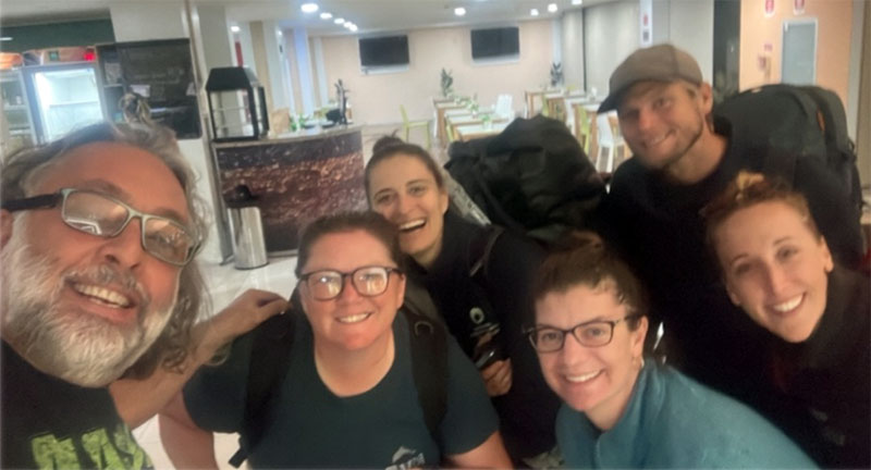 Aiuká NMMF und IFAW Team Lago Tefé Brasilien Flussdelfine Amazonas